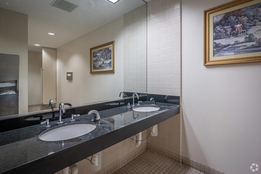 More Photos Of 2500 Wilcrest Dr, Houston Office For Lease