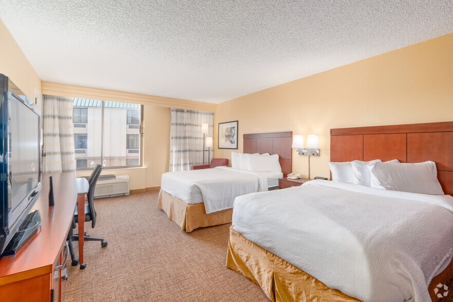 More Photos Of 2504 North Loop W, Houston Hotel For Sale