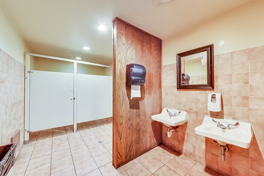 More Photos Of 7321 Madison St, Forest Park Restaurant For Lease