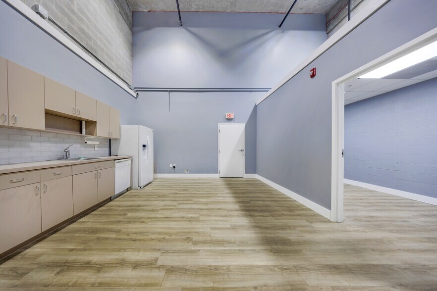 More Photos Of 11379-11399 NW 122nd St, Medley Warehouse For Sale