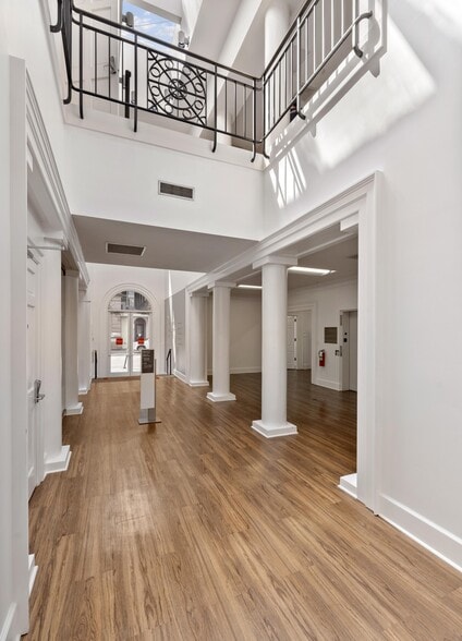 More Photos Of 16 Broad St, Charleston Bank For Lease