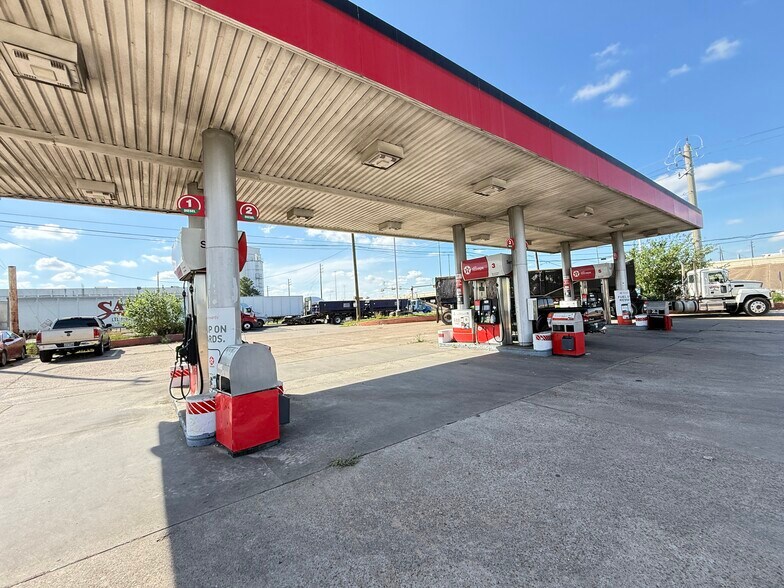 More Photos Of 8899 North Loop E, Houston Service Station For Sale
