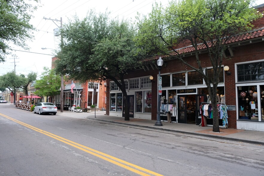 More Photos Of 310-380 W 7th St, Dallas Unknown For Lease