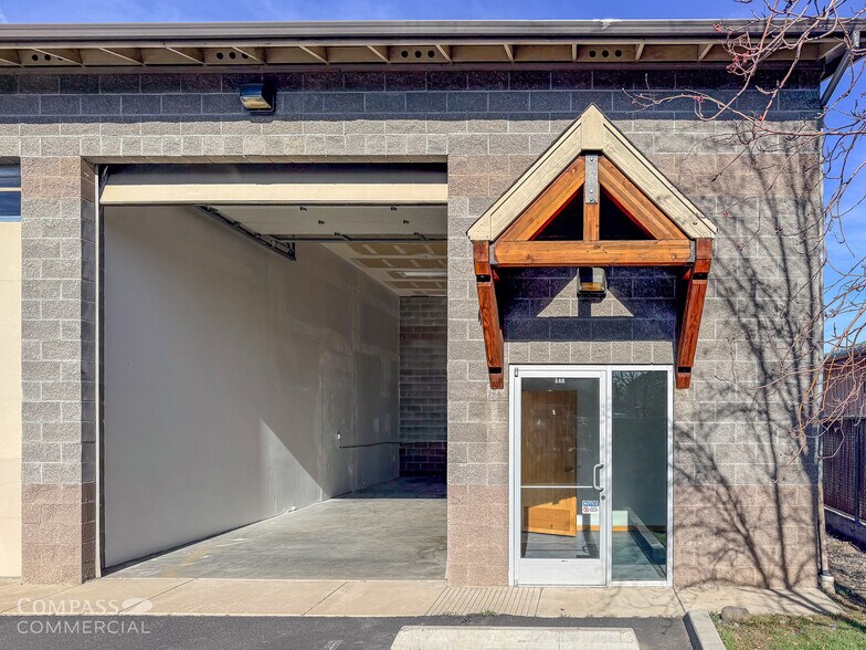 More Photos Of 61450 American Ln, Bend Warehouse For Lease