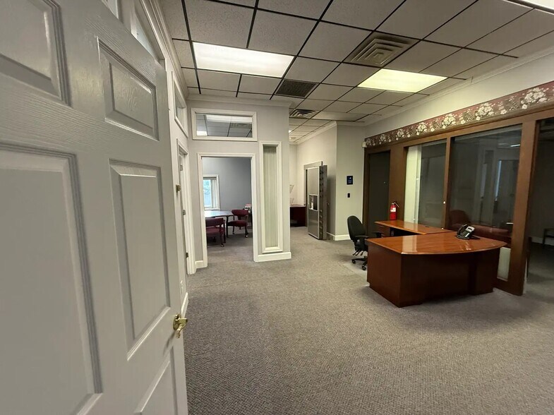 More Photos Of 1812 Heaton Rd, Louisville Bank For Sale