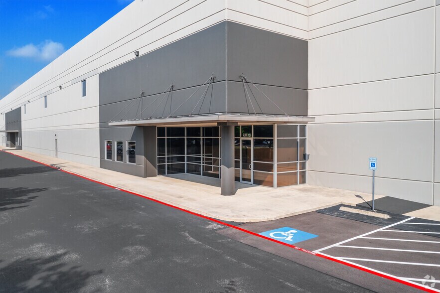 More Photos Of 1803 Grandstand Dr, San Antonio Warehouse For Lease