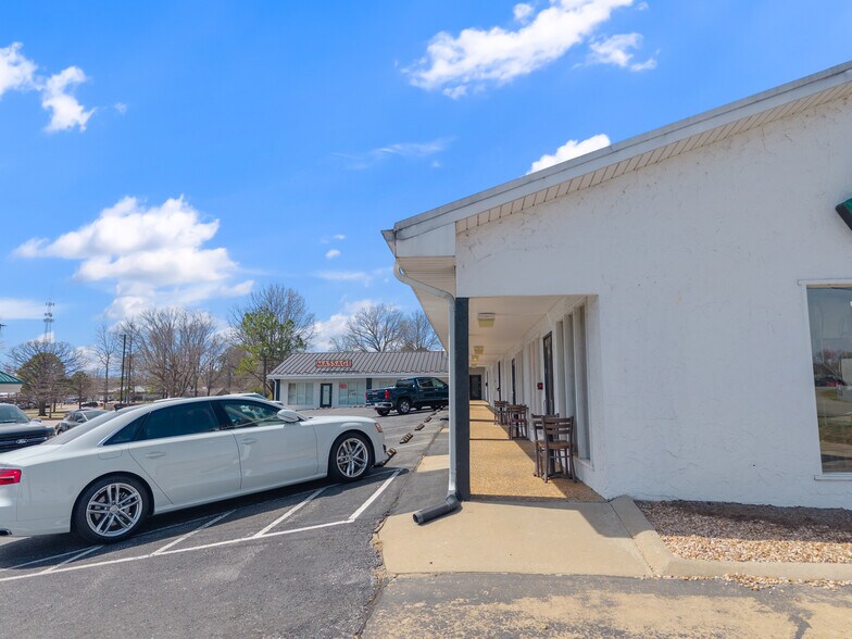 More Photos Of 5204 S Thompson St, Springdale Storefront Retail Office For Lease