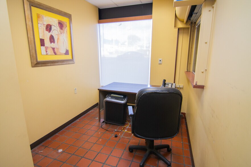 More Photos Of 1439 Sunset Blvd, Steubenville Flex For Sale