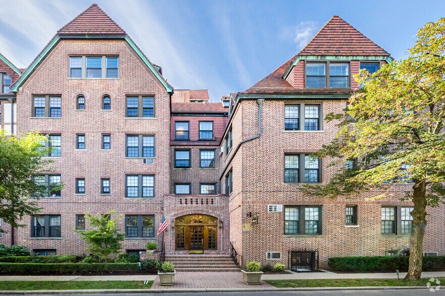 Primary Photo Of 6 Burns St, Forest Hills Apartments For Lease