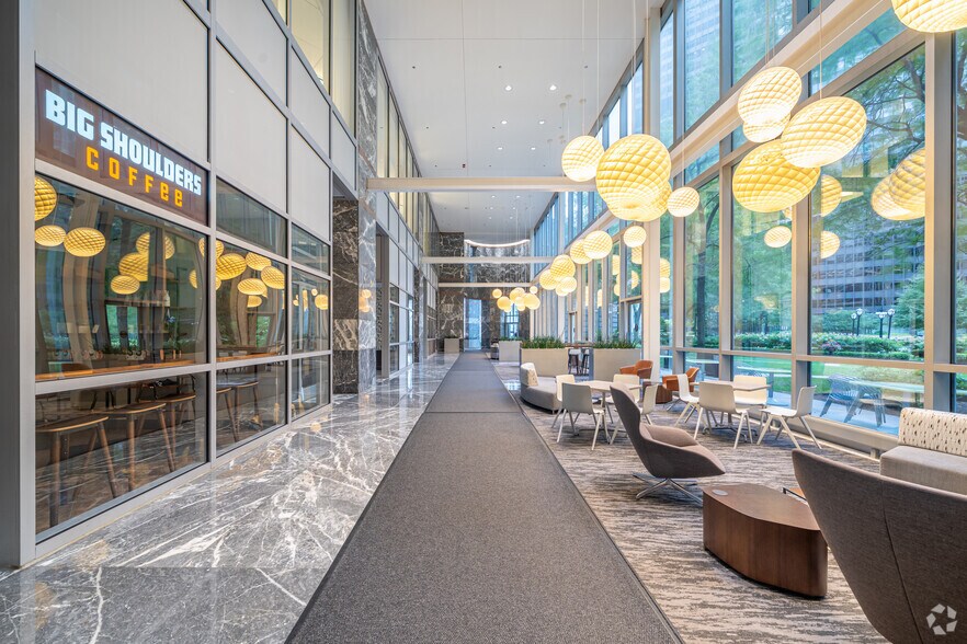 More Photos Of 311 S Wacker Dr, Chicago Office For Lease