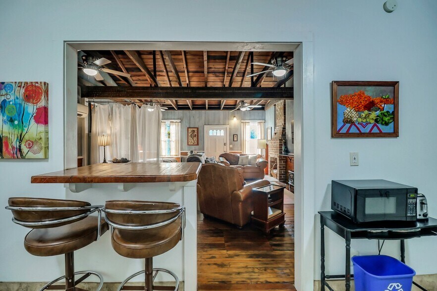 More Photos Of 8 E 41st St, Savannah Storefront Retail Residential For Sale