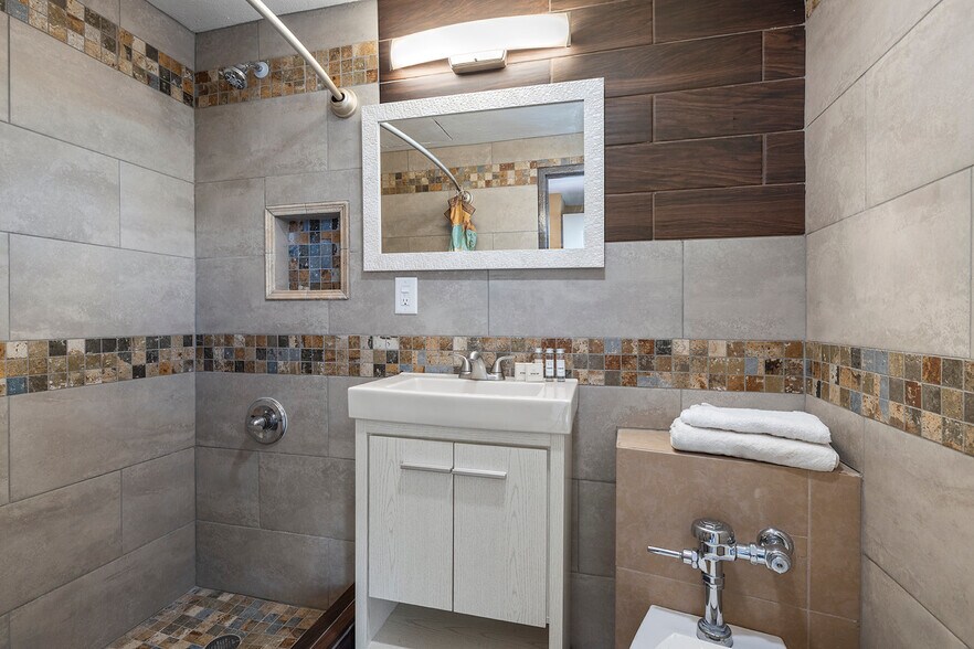 More Photos Of 3811 W Chestnut Expy, Springfield Hotel For Sale