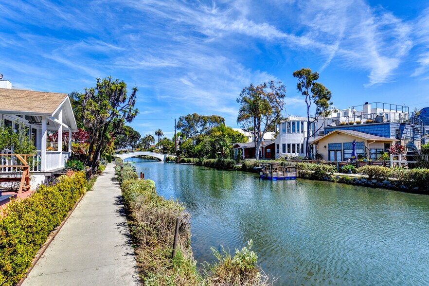 More Photos Of 223 Howland Canal, Venice Multifamily For Sale