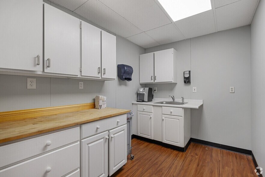 More Photos Of 252-262 Depot Rd, Milford Light Distribution For Lease