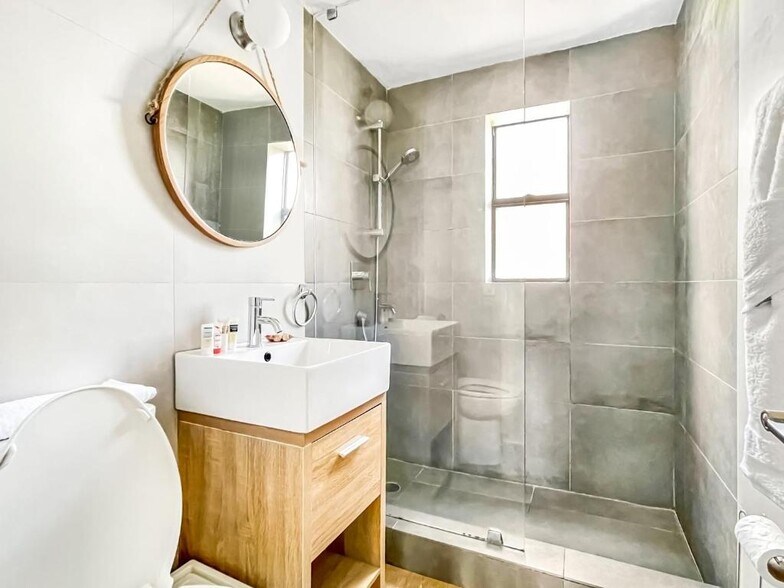 More Photos Of 322 Nevada St, Hollywood Hotel For Sale