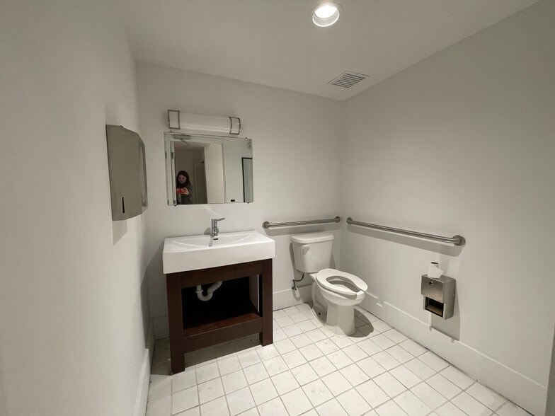 More Photos Of 355-359 Miracle Mile, Coral Gables Freestanding For Lease