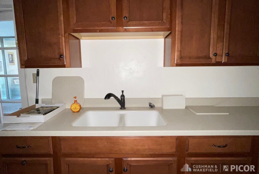 More Photos Of 8230 E Broadway Blvd, Tucson Medical For Sale