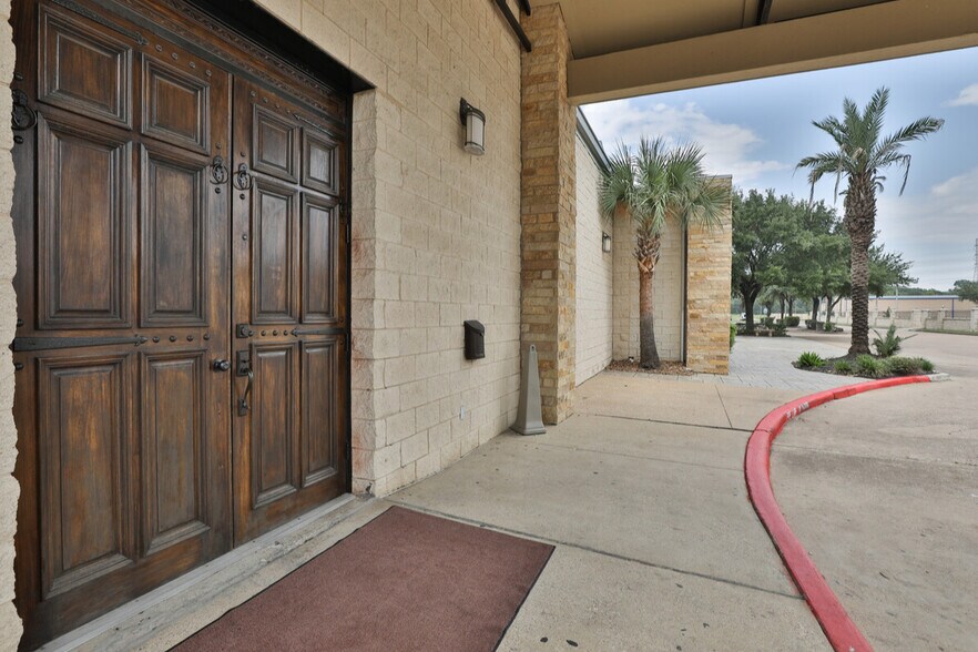 More Photos Of 15301 Gulf Fwy, Houston Freestanding For Sale