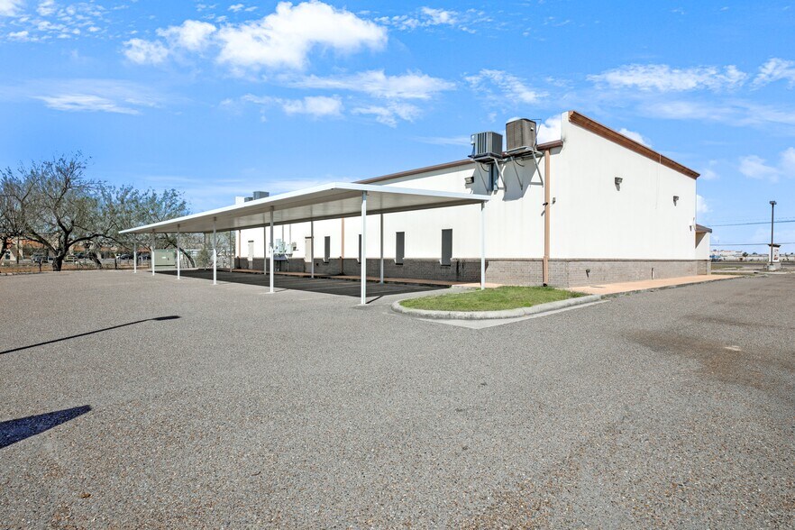 More Photos Of 802 E Expressway 83, La Joya General Retail For Sale