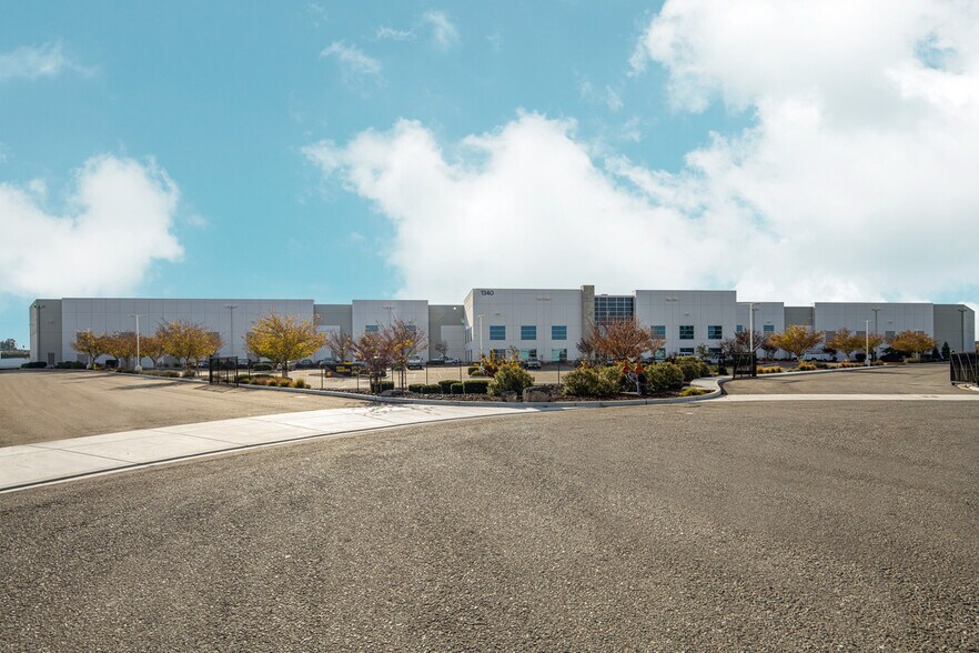More Photos Of 1336-1340 DuPont Ct, Manteca Warehouse For Lease