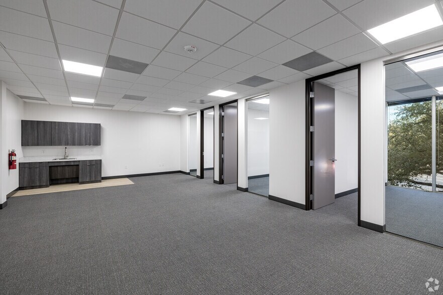 More Photos Of 4410 W Piedras Dr, San Antonio Office For Sale