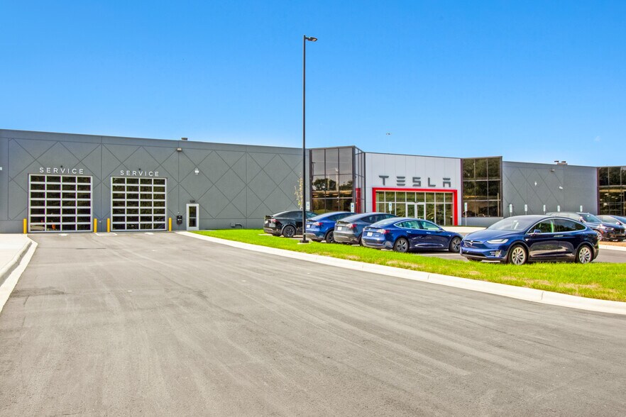 More Photos Of 10615 Twin Lakes Pky, Charlotte Auto Dealership For Sale
