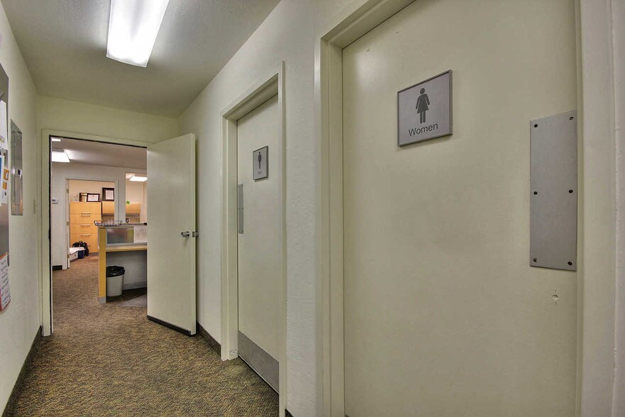 More Photos Of 911-915 Blanco Cir, Salinas Office For Lease