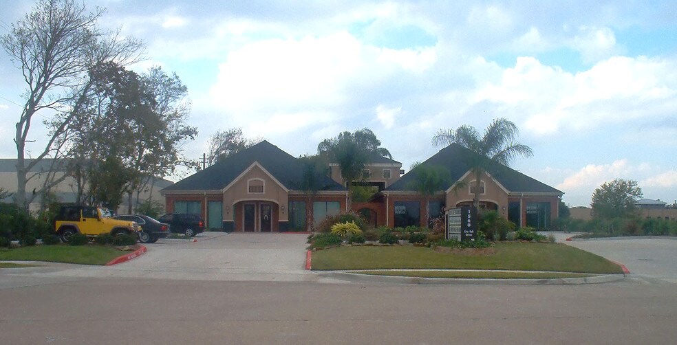 More Photos Of 1560 Live Oak St, Webster Medical For Lease