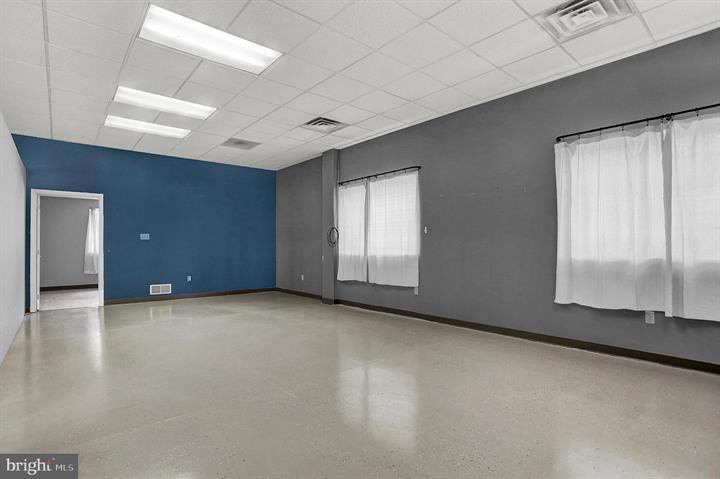 More Photos Of 57 W Shortcut Rd, Newport Showroom For Sale