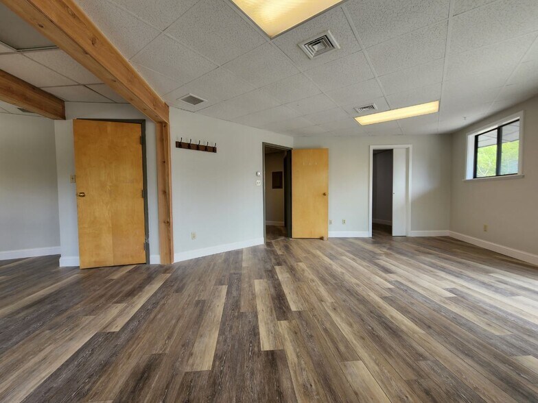 More Photos Of 1006 S Main St, Plantsville Office For Lease