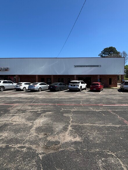 More Photos Of 315-330 E Spring St, Palestine Unknown For Lease