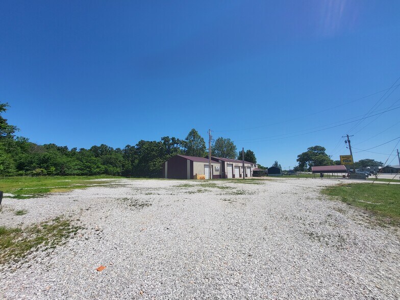 More Photos Of 569 W Valley St, Granby Auto Repair For Lease
