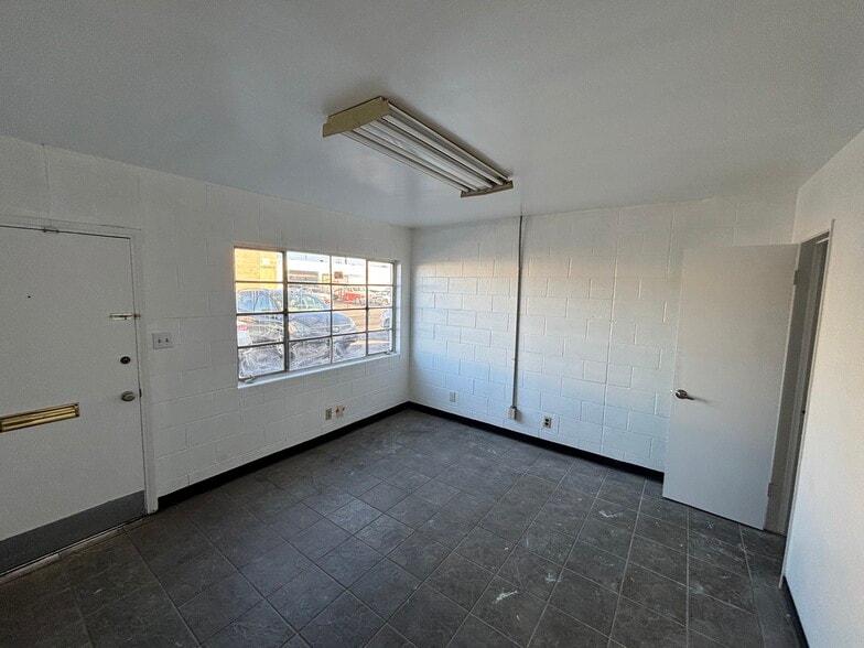 More Photos Of 1428 W South Central Park Ave, Anaheim Warehouse For Lease