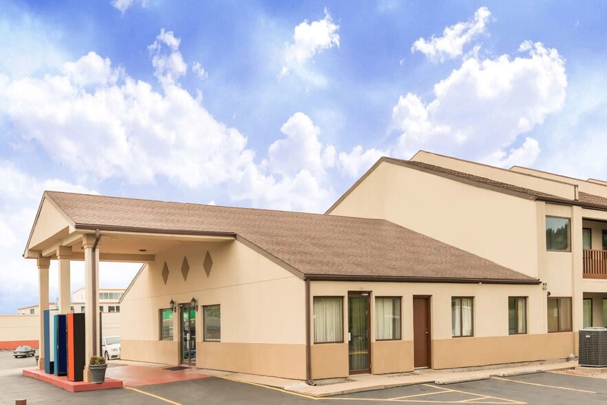 Primary Photo Of 4070 Market St, Hannibal Hotel For Sale