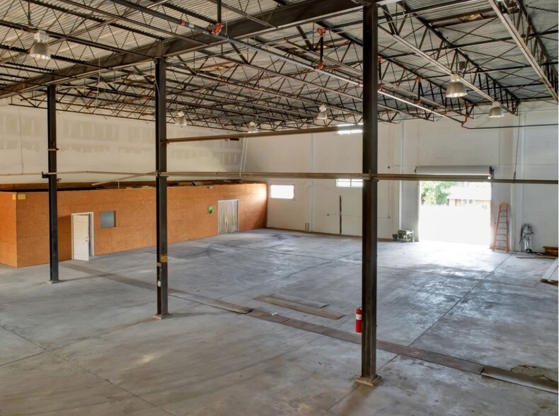 More Photos Of 110-112 W Interlake Blvd, Lake Placid Warehouse For Sale