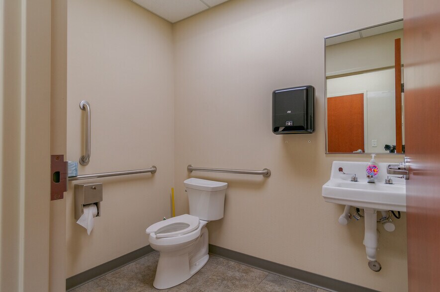 More Photos Of 2981 109th Ave SW, Dickinson Warehouse For Lease