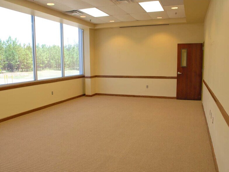 More Photos Of 1 Consumer Way, Columbus Warehouse For Lease