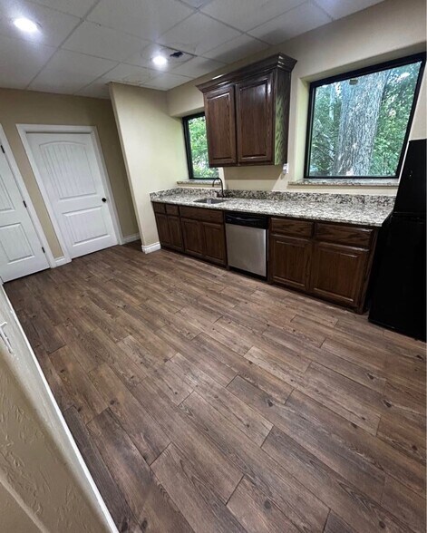 More Photos Of 117 S 7th Ave, Durant General Retail For Lease