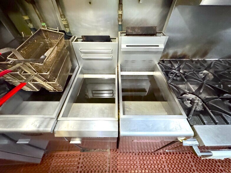 More Photos Of 128 Metropolitan Ave, Brooklyn Restaurant For Lease