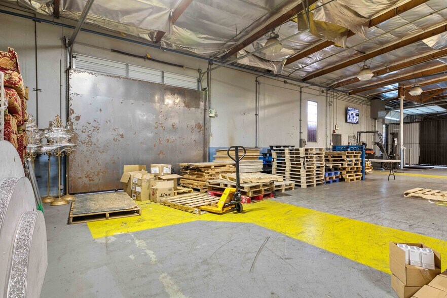 More Photos Of 9362 Eton Ave, Chatsworth Warehouse For Lease