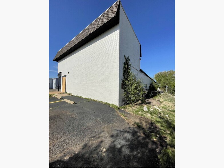 More Photos Of 3900 E Harry St, Wichita Office For Lease