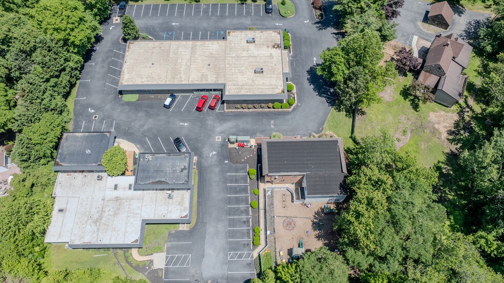 More Photos Of 201 Possum Park Rd, Newark Medical For Lease