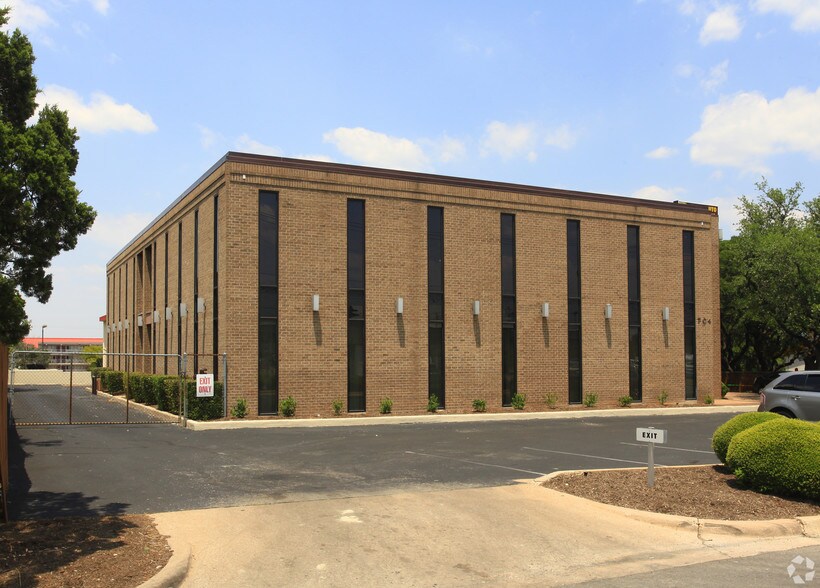 More Photos Of 704 Wonsley Dr E, Austin Medical For Lease