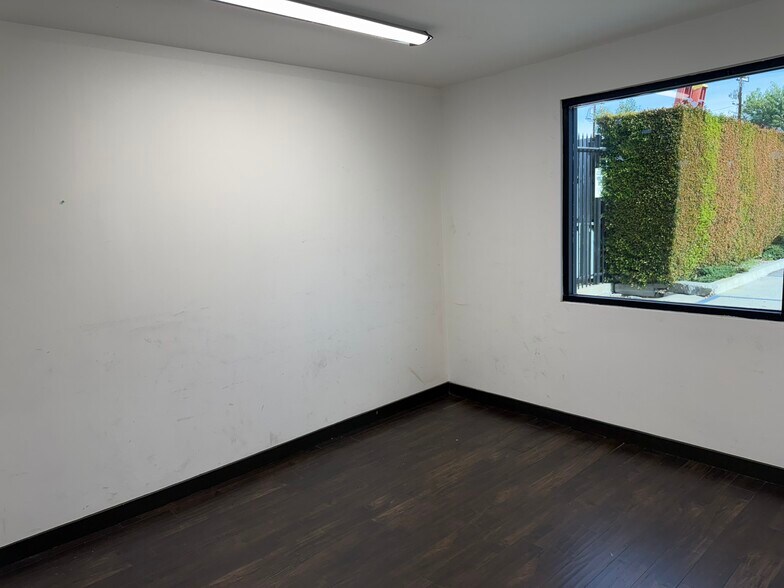 More Photos Of 6917-6921 Valjean Ave, Van Nuys Showroom For Lease