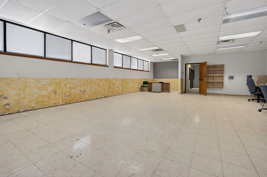 More Photos Of 1400 N Kennedy Ave, Shawnee Office For Sale