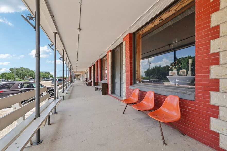 More Photos Of 113 N Main St, Moulton Bar For Sale