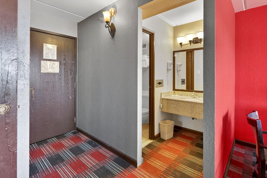 More Photos Of 3 Watervliet Avenue Ext, Albany Hotel For Sale