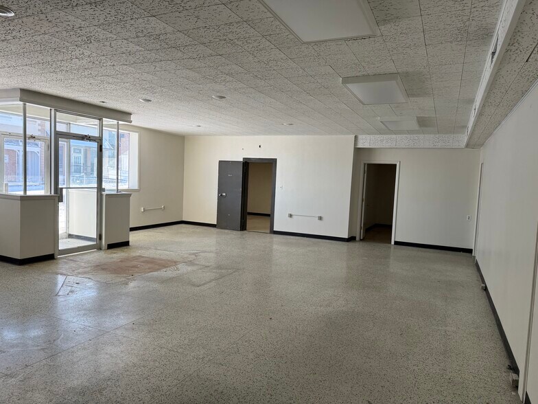 More Photos Of 121 N Lafayette Ave, Marshall Flex For Sale