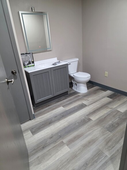 More Photos Of N91W17174 Appleton Ave, Menomonee Falls Showroom For Lease