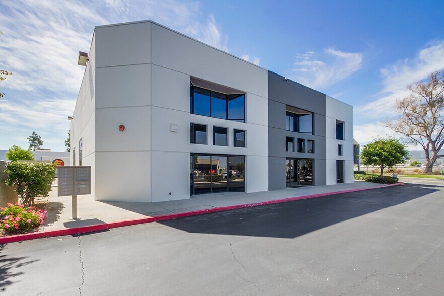 More Photos Of 960 Los Vallecitos Blvd, San Marcos Showroom For Lease